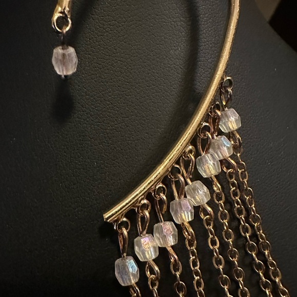 BEAUTIFUL WHITE FEATHER AND CRYSTAL BEADED EAR CUFF - Picture 3 of 4